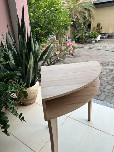 Mesa de canto, cor amadeirado com pés em madeira.