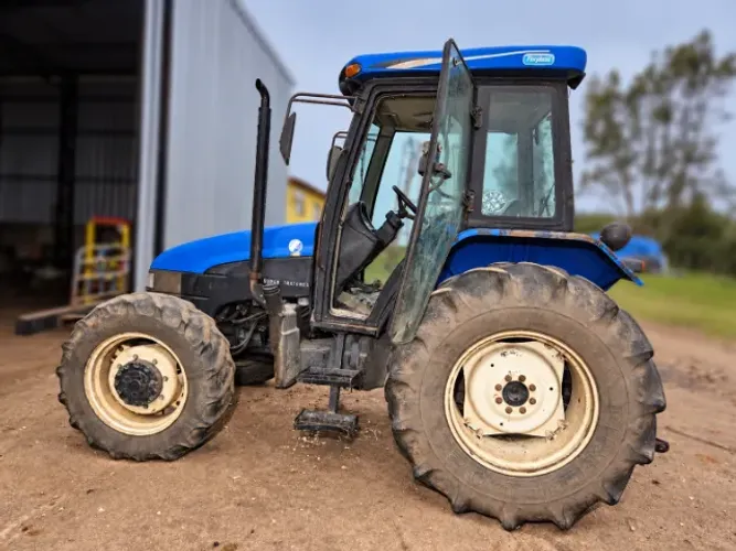 Trator TL75E New Holland, Ano 2012