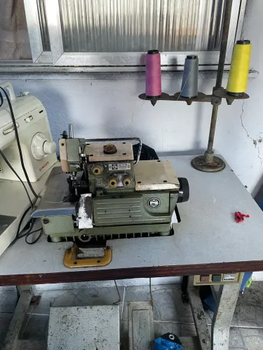 Máquina overloque e colarete