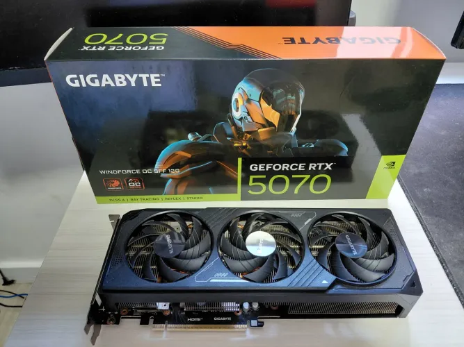 RTX 5070 12GB Gigabyte 3 Fans