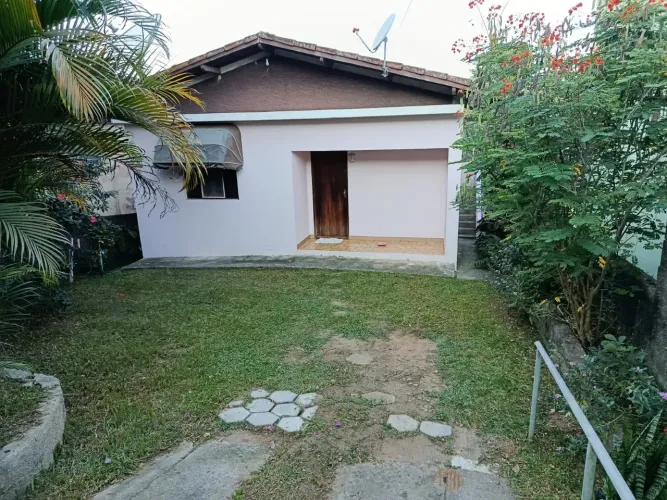 Casa a venda no centro da cidade de Ibiúna/SP.
