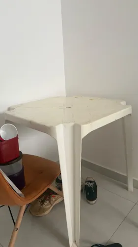 Mesa de plástico branca