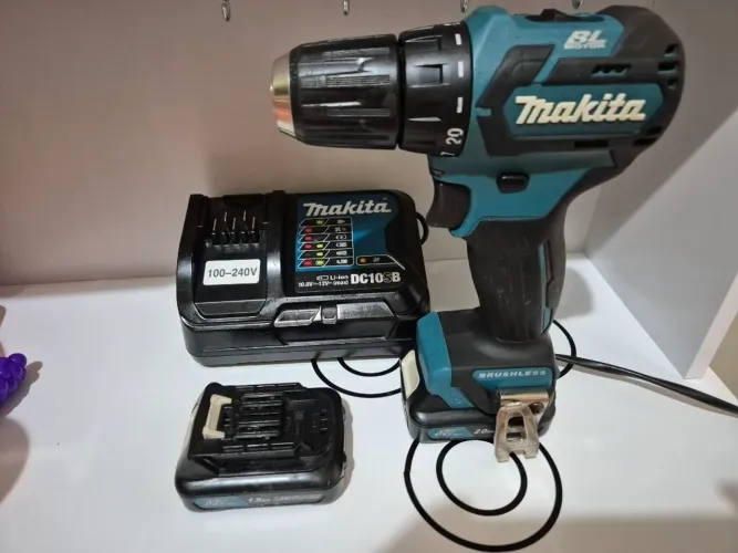 Parafusadeira Makita 12v modelo df332 motor Brushless