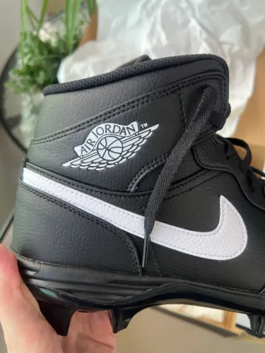 Chuteira futebol americano Nike Jordan 1 Mid TD