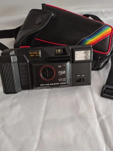 Câmera fotográfica Yashica 