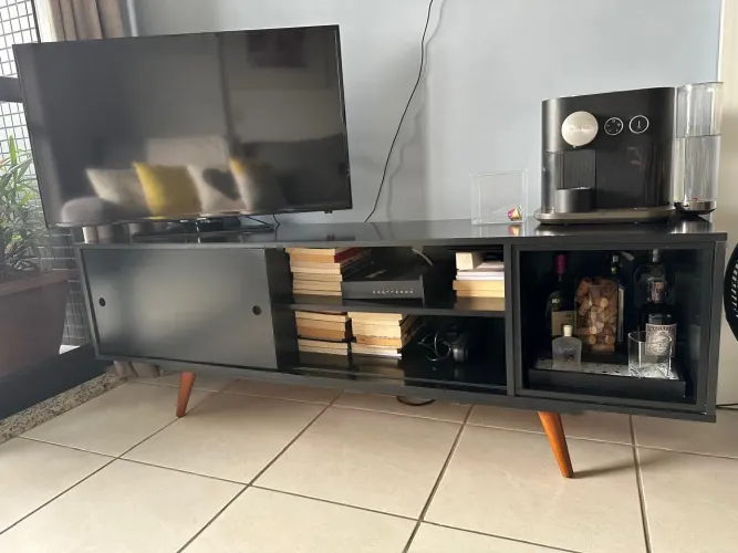 Rack retrô Golar na cor preto fosco + mesa lateral Tóquio