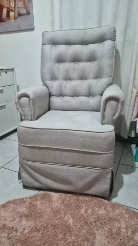 Poltrona de amamentação com puff