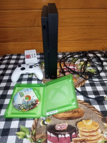Xbox one X com 1 controle e 1 jogo físico 