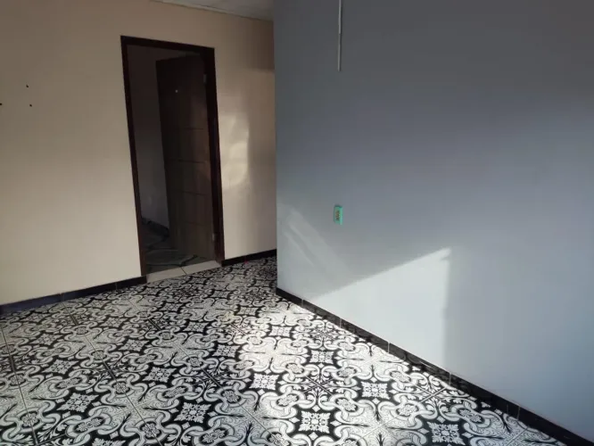 Alugo casa , com garagem e 3 quartos