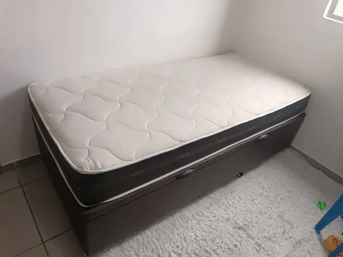 Cama de solteiro com baú 