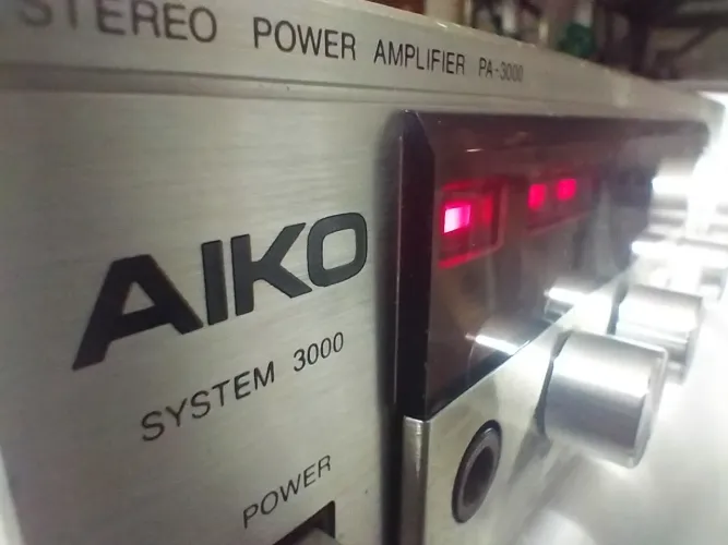 Amplificador compacto Aiko linha 3000, 25+25, watts RMS a 8 ohms 