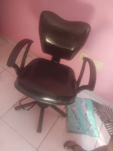 Cadeira de salão muito bem conservada,motivo da venda fechei o salão!