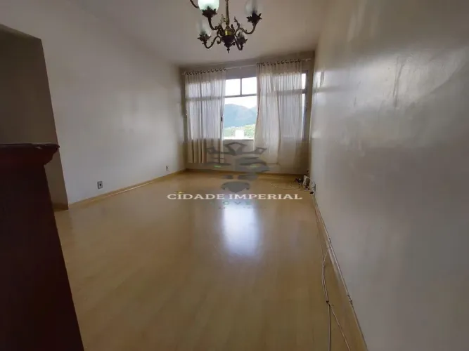 Alugo Centro histórico de Petrópolis apto com 2 quartos garagem + dependência empregada