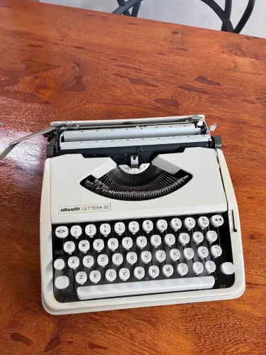 Maquina de Datilografia Olivetti Lettera 82
