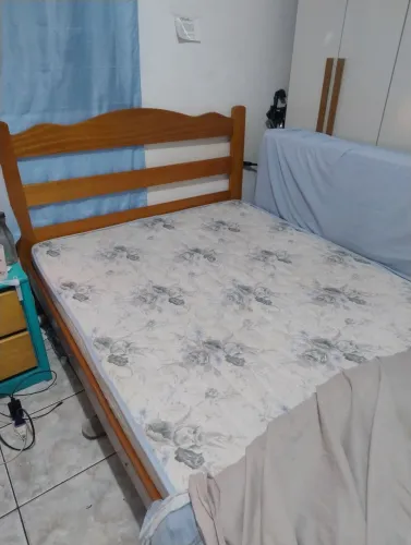 Cama de casal de madeira