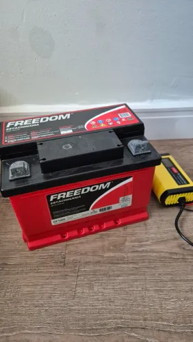 Bateria Estacionária com carregador - Freedom DF1000 (60-70Ah) - Semi-nova 