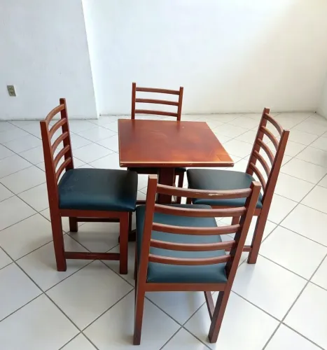 Mesa com cadeiras