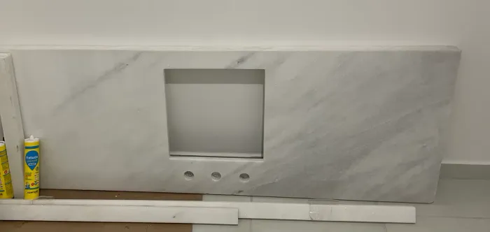 Bancada de mármore branco 1,52 X  0,55 m com frontão incluso 
