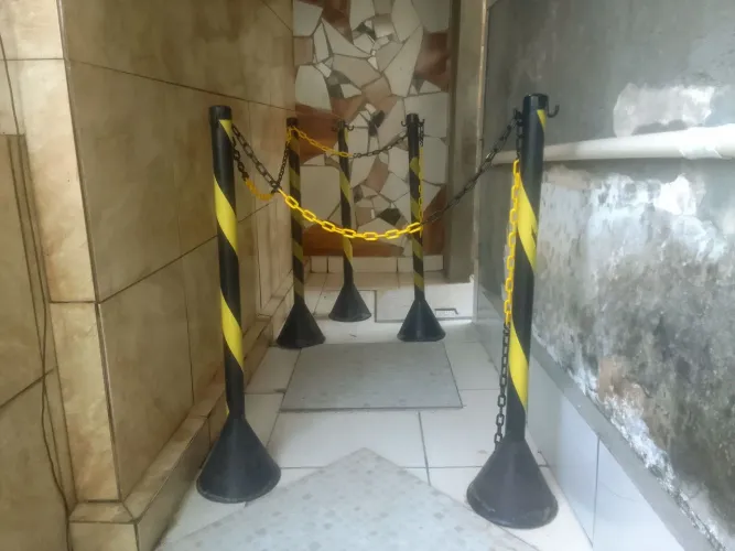 Pedestal / poste de sinalização zebrado