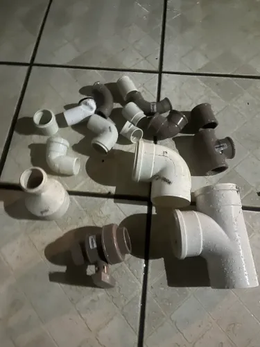 Lote de conexões PVC, sobra de obra