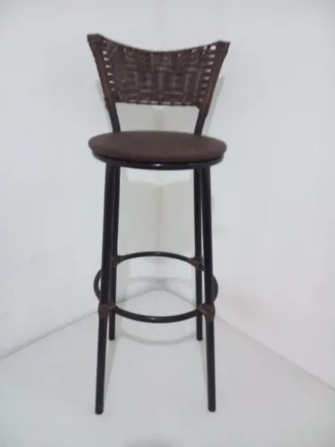 Banqueta alta medindo 70 cm de altura do chão até o 3
