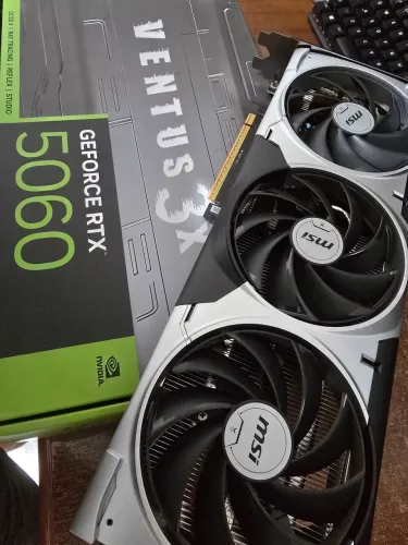 Placa de video rtx msi 5060 8gb 3 fans