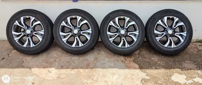 Vendo 4 Rodas com 4 Pneus pouco usados, em boa condições.