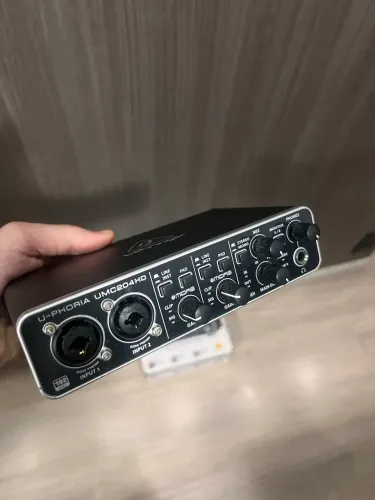 Interface de áudio BEHRINGER UMC 204 HD
