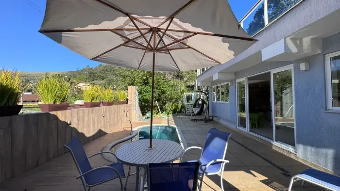 Casa à venda contemporânea, com piscina aquecida e 4 quartos no bairro Retiro - Petrópolis