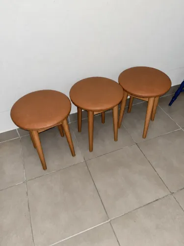 Conjunto com 4 banquetas Liva Casa Vee - courino caramelo