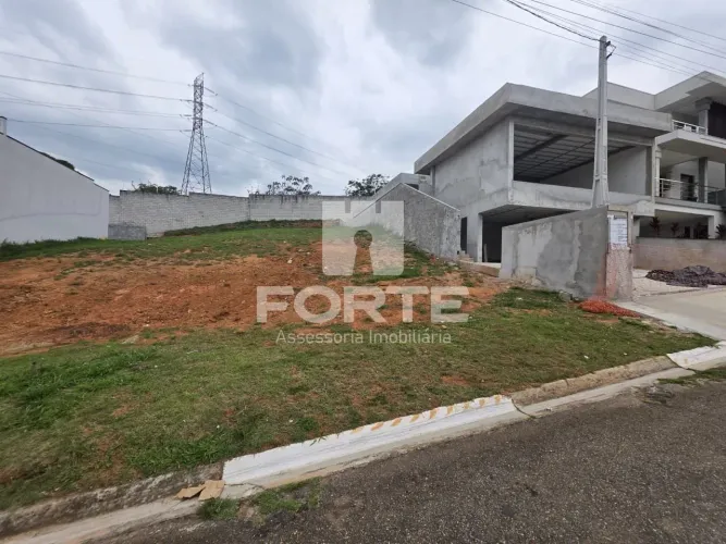 VENDO excelente terreno topografia aclive, no condomínio Veneza em Mogi das Cruzes.