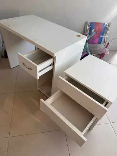 Mesa de computador e estante pequena 
