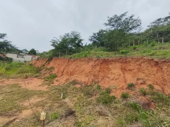 Terreno medindo 15x30 metros. Localizado no Bairro Rosental em Laje do Muriaé.  