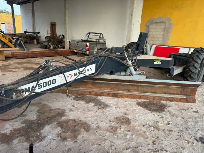 Vendo ou troco plana de estrada 100% hidráulica Badan 