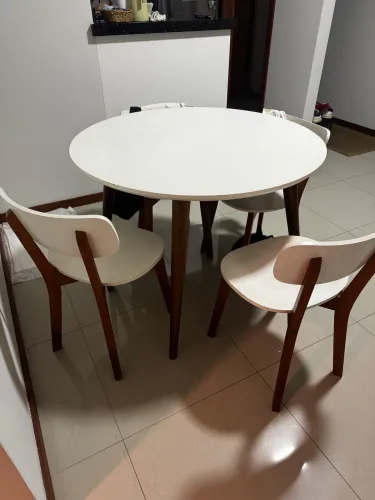 Mesa redonda 1,10 + 4 cadeiras 