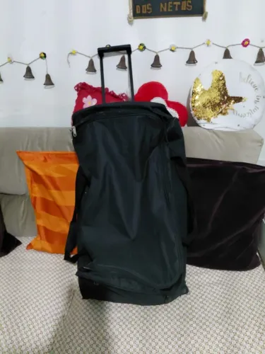 Mala de viagens,  usada 02x com rodinhas , marca sestini.cabe 15 kilos. 