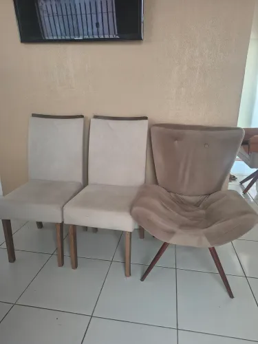 As 3 por 150,00 Poltrona e cadeira estofada