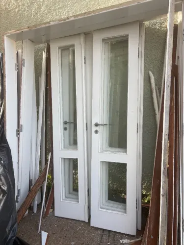 1 porta balcão 1,90x2,10 4 folhas com batente e guarnições, 2 portas balcão 1,70x2,10