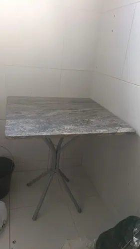 Mesa quadrada de granito