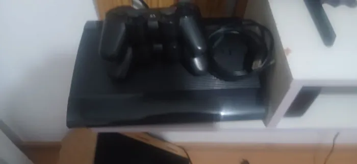 Playstation 3 super slim desbloqueado 232 GB com 2 controles e knup 5815a todos bom estado