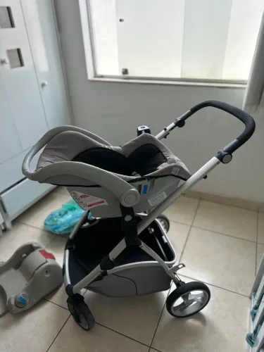 Carrinho de bebê e bebê conforto