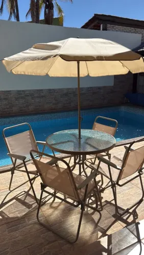 Mesa para área de piscina