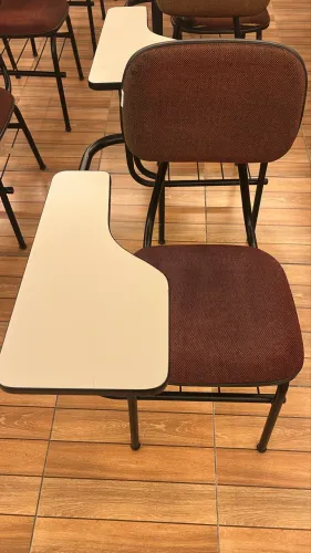 Vendo carteiras escolares em ótimo estado, perfeitas para dar aula particular
