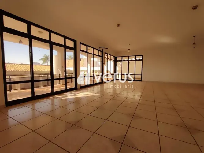 Casa de alto padrão no bairro Morada da Colina, com aproximadamente 700 m² de área constru