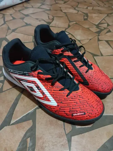 Chuteira society umbro gravity