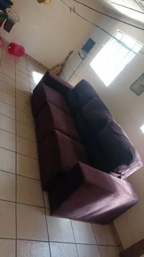 1 SOFÁ RETRÁTIL EM VELUDO COR BORDO/2 SOFA EM (L)