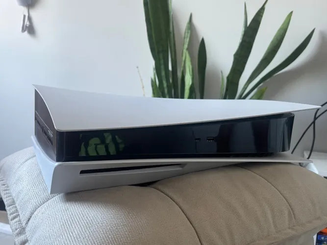 PS5 com leitor de disco + 2 controles e 3 jogos 