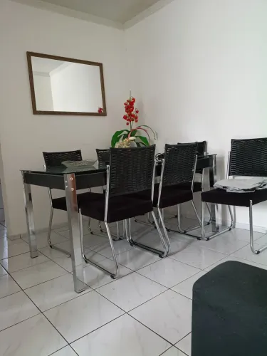 Mesa de jantar com 6 cadeiras.