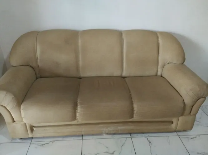 Sofá 3 lugares ,ótima qualidade, só precisa de Limpeza. Valor R$800,00 e leva duas capas .