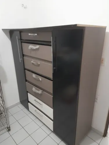 Vendo cômoda de 7 gavetas e duas laterais pra pendurar roupas no cabide em MDF ESSA E GRAN